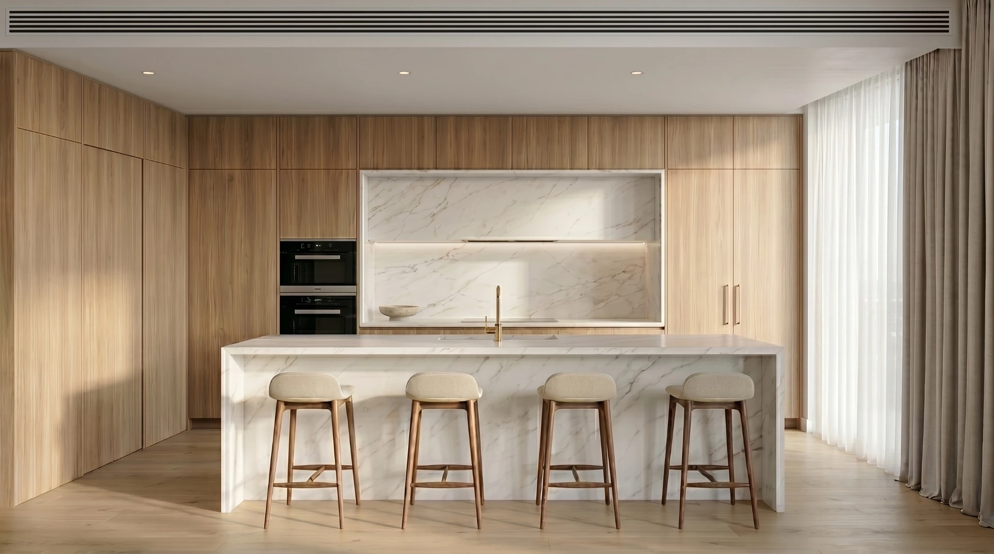 Cocina frontal con isla de mármol y cuatro butacos